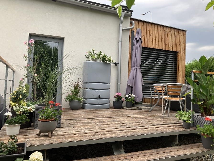 Plastový hranatý sud na dažďovú vodu umiestnený na terase