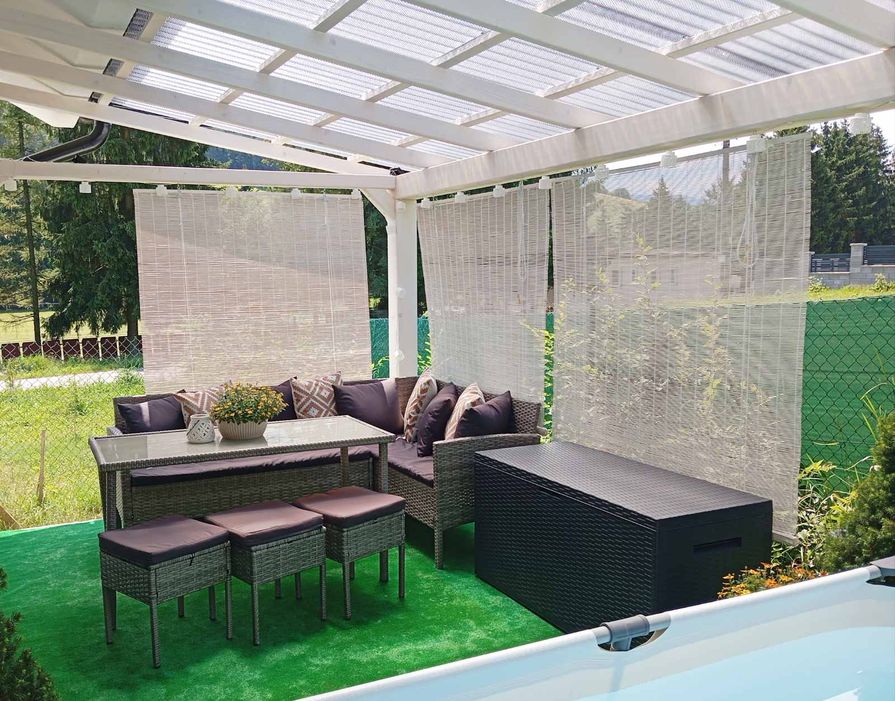 Biela pergola u domu zastrešená polykarbonátom