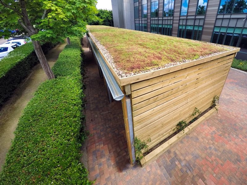 Zelená strecha na verejnom prístrešku