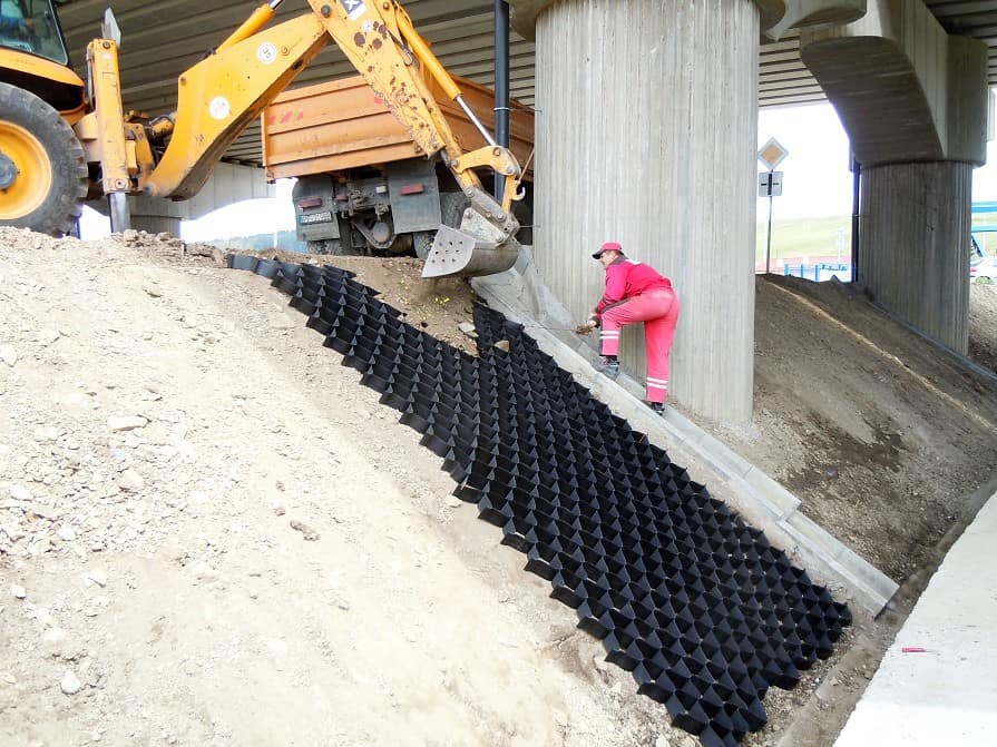 Inštalácie geobunek na svahu v Poprade