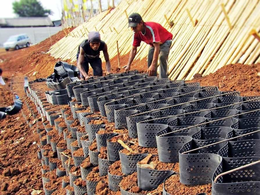 Stavbe operného múru z geobunek