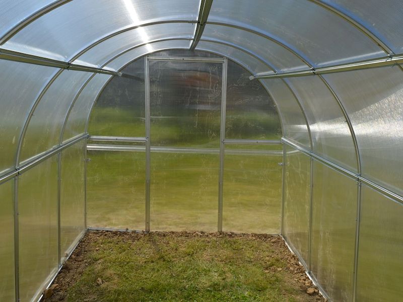 Interiér polykarbonátového skleníka KYKLOP mini
