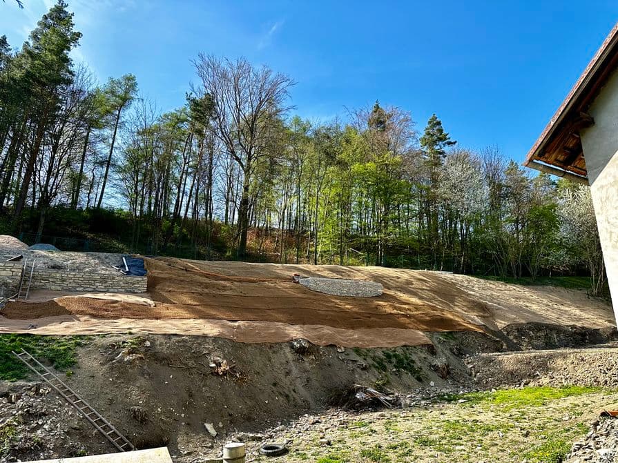 Protierózne rohože a siete na svahu (realizácia 2023)
