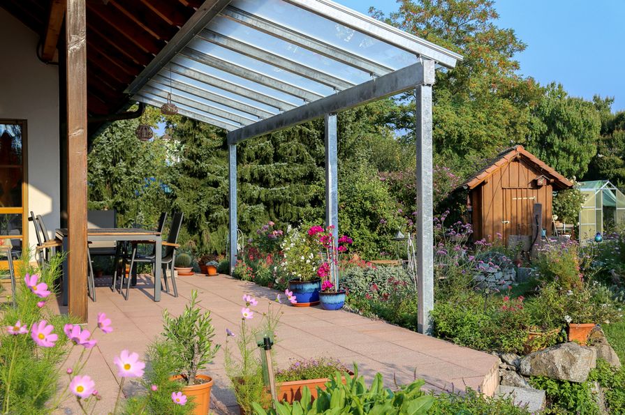 Zasklená pergola u múru domu