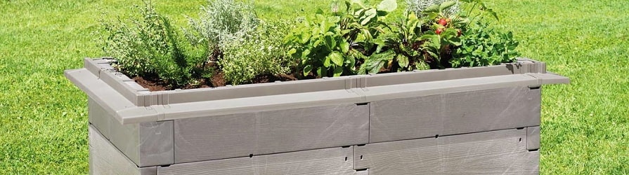 Vyvýšené záhony umiestnené na záhrade