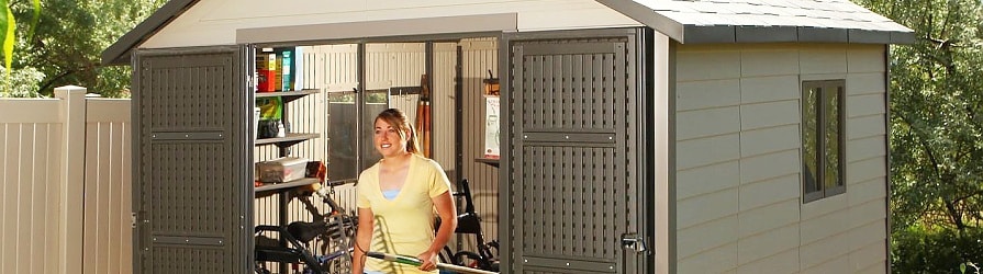 Žena stojaca vo dverách plastového záhradného domčeka