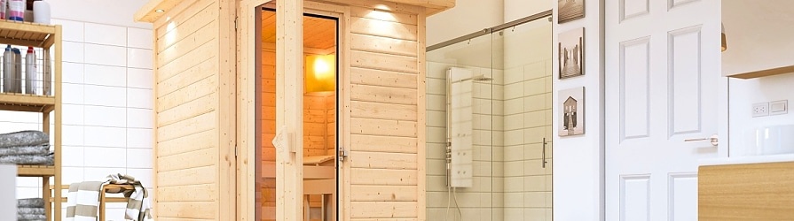 Domáca fínska sauna vedľa políc s uteráky