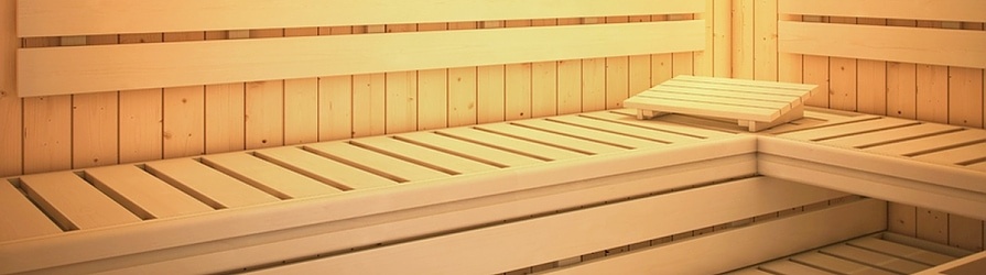 Drevená podpierka hlavy na lavici v saune