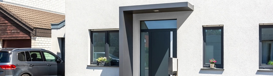 Vchodová strieška so stenou